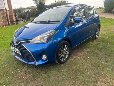 Used Toyota Yaris 99 HP (72 kW) 2015 Blue Hatchback