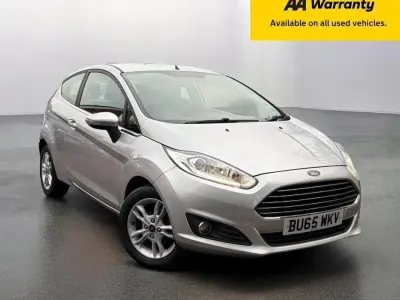 Usado Ford Fiesta Zetec 82 HP (60 kW) 2016 Prateado Citadino