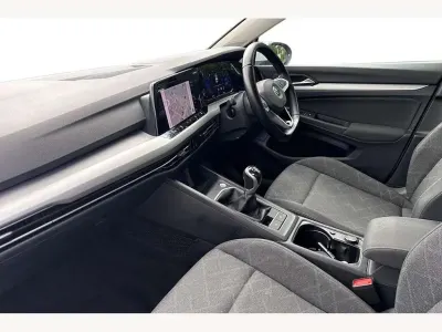 Begagnad VW Golf VII Life 130 HK (95 kW) 2021 Vit Halvkombi