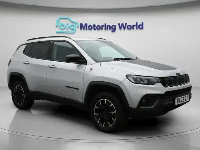 Begagnad Jeep Compass Trailhawk 240 HK (176 kW) 2022 Grå SUV
