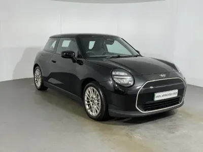 Begagnad Mini Cooper Exclusive 135 kW (184 HK) 2025 Svart Halvkombi