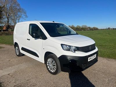 Begagnad Peugeot Partner 131 HK (96 kW) 2022 Vit Minibuss