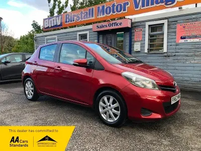 Używany Toyota Yaris 99 KM (72 kW) 2012 Czerwony Hatchback