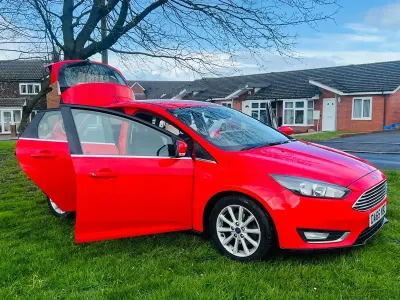 Used Ford Focus Titanium 120 HP (88 kW) 2015 Red Hatchback