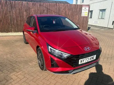 Używany Hyundai i20 Premium 100 KM (73 kW) 2024 Czerwony Hatchback