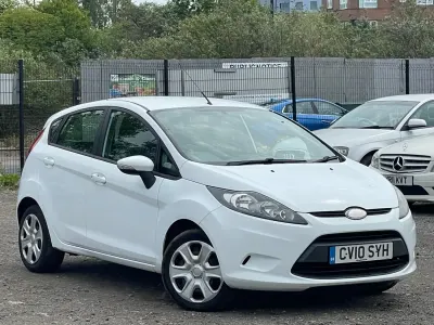 Begagnad Ford Fiesta 70 HK (51 kW) 2010 Vit Halvkombi
