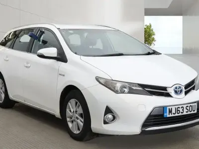 Used Toyota Auris Hybrid 2014 White Estate