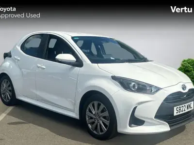 Begagnad Toyota Yaris Hybrid 116 HK (85 kW) 2022 Vit Halvkombi