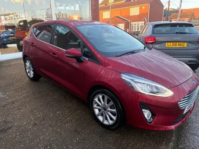 Używany Ford Fiesta Titanium 100 KM (73 kW) 2019 Czerwony Hatchback