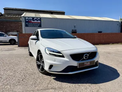 Begagnad Volvo V40 R-Design 120 HK (88 kW) 2018 Vit Halvkombi