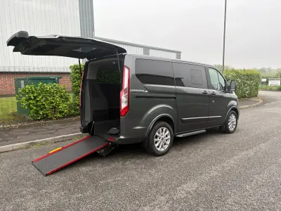 Begagnad Ford Tourneo Titanium 130 HK (95 kW) 2019 Grå Minibuss