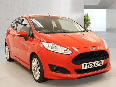 Usado Ford Fiesta Zetec 125 HP (91 kW) 2015 Vermelho Citadino