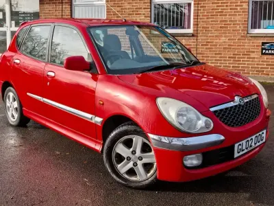 Used Daihatsu Sirion 102 HP (75 kW) 2002 Red Hatchback