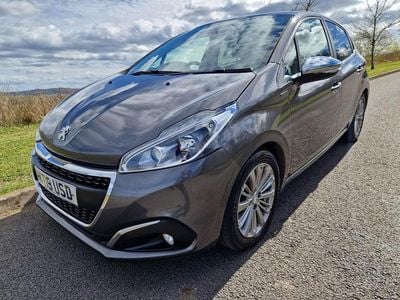 Used Peugeot 208 Signature Sky 82 HP (60 kW) 2019 Grey Hatchback