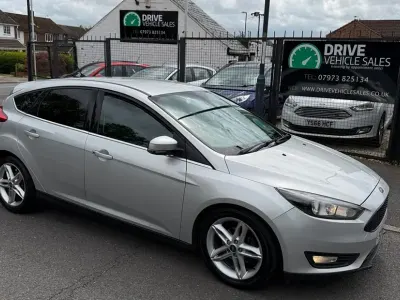 Begagnad Ford Focus Zetec 120 HK (88 kW) 2015 Silver Halvkombi