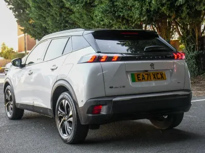 Używany Peugeot e-2008 GT 98 kW (134 KM) 2021 Biały SUV