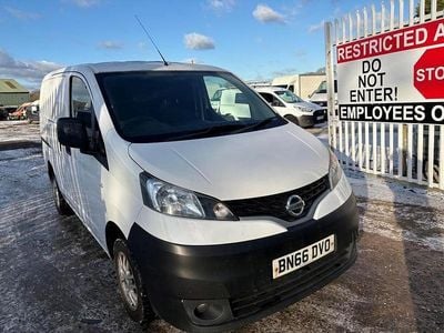 White Used 2016 Nissan NV200 Tekna MPV | £3,295 (Fair price)