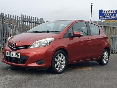 Used Toyota Yaris 90 HP (66 kW) 2012 Red Hatchback