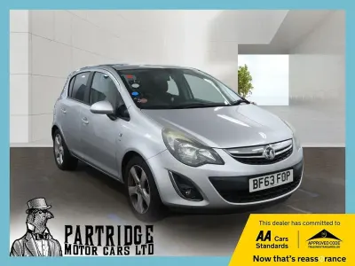 Usado Vauxhall Corsa 85 HP (62 kW) 2013 Prateado Citadino