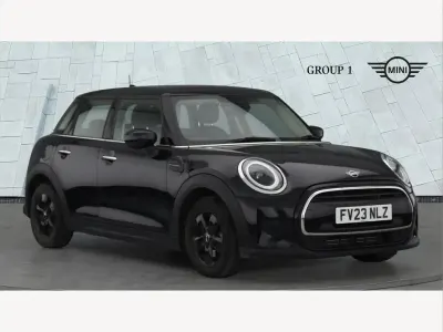 Usado Mini Cooper Classic 136 HP (100 kW) 2023 Preto Citadino