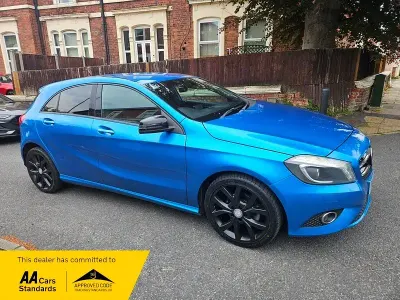 Begagnad Mercedes A180 2013 Blå Halvkombi