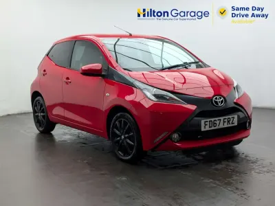 Usado Toyota Aygo x-style 69 HP (50 kW) 2017 Vermelho Citadino
