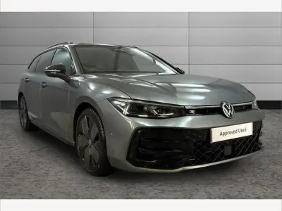 Usado VW Passat R-line 147 HP (108 kW) 2025 Cinzento Carrinha
