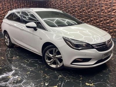 Used Vauxhall Astra SRi 150 HP (110 kW) 2016 White Estate