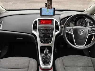Begagnad Vauxhall Astra SRi 2011 Svart Halvkombi