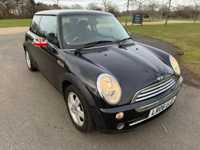 Usado Mini ONE Hatch 90 CV (66 kW) 2006 Negro Utilitario