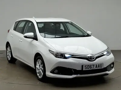 Used Toyota Auris 116 HP (85 kW) 2017 White Hatchback
