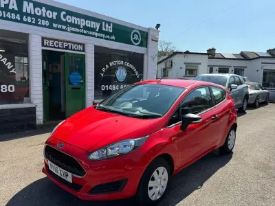 Usado Ford Fiesta Studio 82 CV (60 kW) 2016 Rojo Utilitario