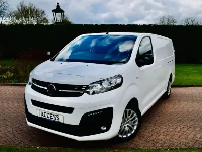 Second-hand Vauxhall Vivaro S 100 CP (73 kW) 2023 Alb Monovolum