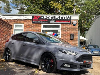 Begagnad Ford Focus ST 250 HK (183 kW) 2016 Grå Halvkombi