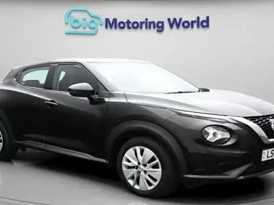 Używany Nissan Juke Acenta 114 KM (83 kW) 2022 Czarny SUV