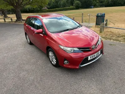 Used Toyota Auris 132 HP (97 kW) 2014 Red Estate
