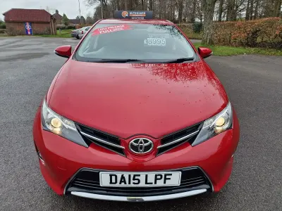 Used Toyota Auris Plus 132 HP (97 kW) 2015 Red Hatchback