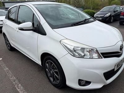 Usado Toyota Yaris Edition 69 HP (50 kW) 2013 Branco Citadino