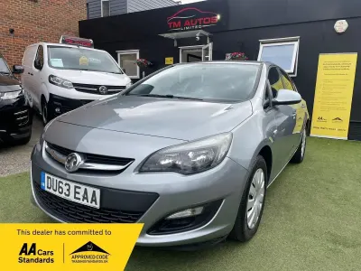 Usado Vauxhall Astra 115 CV (84 kW) 2013 Plateado Utilitario