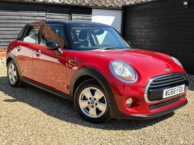 Usado Mini Cooper Hatch 136 CV (100 kW) 2016 Rojo Utilitario