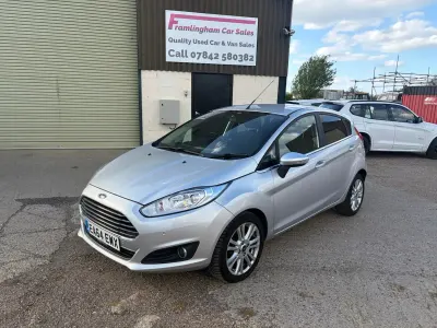 Usado Ford Fiesta Zetec 75 HP (55 kW) 2014 Prateado Citadino