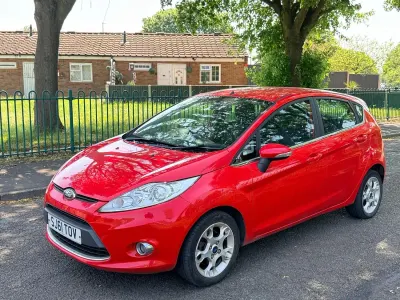 Used Ford Fiesta Zetec 70 HP (51 kW) 2011 Red Hatchback