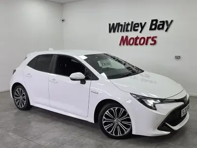Used Toyota Corolla Design 122 HP (89 kW) 2020 White Hatchback