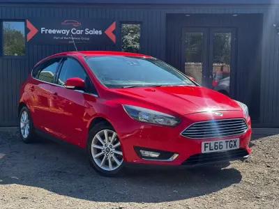 Begagnad Ford Focus Titanium 125 HK (91 kW) 2016 Röd Halvkombi