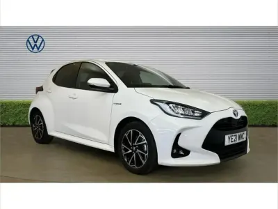 Usado Toyota Yaris Hybrid Design 116 HP (85 kW) 2021 Branco Citadino