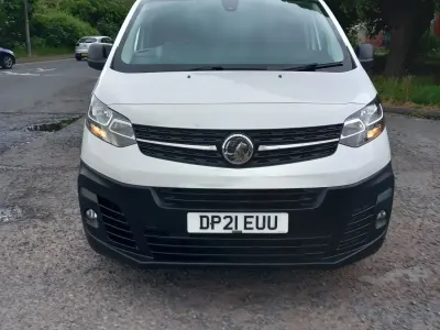 Second-hand Vauxhall Vivaro 100 CP (73 kW) 2021 Alb Monovolum