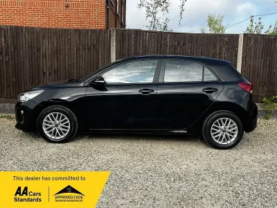 Begagnad Kia Rio 98 HK (72 kW) 2017 Svart Halvkombi