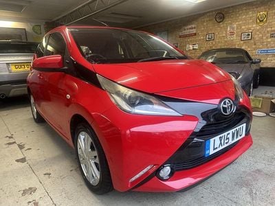 Usado Toyota Aygo x-press 69 HP (50 kW) 2015 Vermelho Citadino