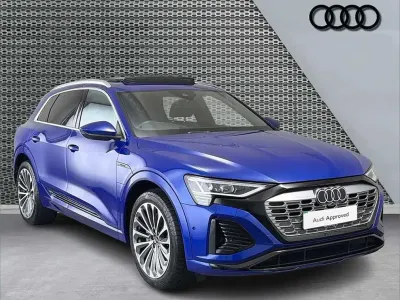 Begagnad Audi Q8 e-tron S-Line 250 kW (340 HK) 2024 Blå SUV