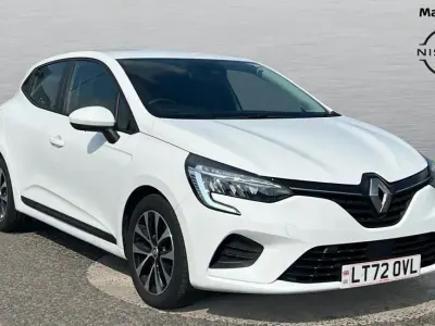 Used Renault Clio Iconic 140 HP (102 kW) 2022 White Hatchback